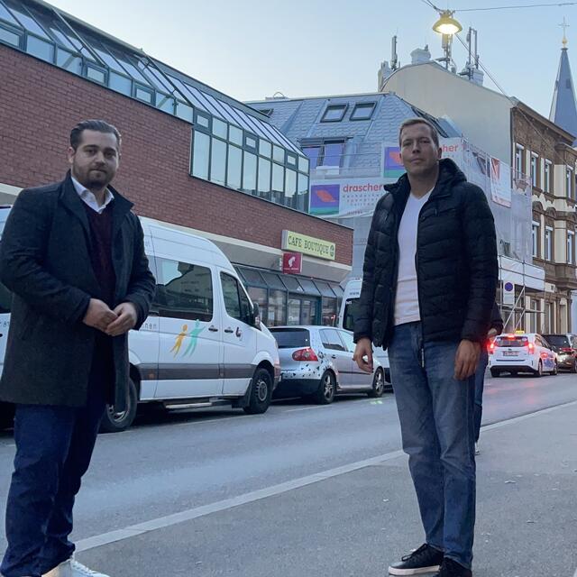 Für die Bewohnerinnen und Bewohner unterwegs: Philipp Stadler-Simbürger und Patrick Gasselich (v.l., beide ÖVP).  | Foto: ÖVP Liesing