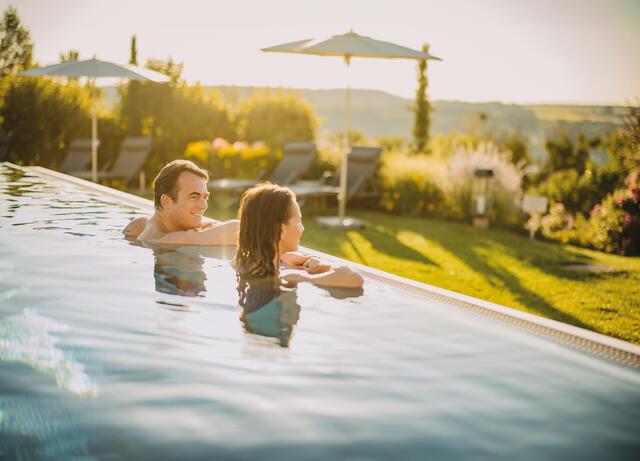 Für die Auszeit im Frühling und zu Ostern: Acht Pools, sieben Saunen, zahlreiche Ruheoasen und ein weitläufiges Gartenparadies versprechen einzigartige Wohlfühlmomente.
 | Foto: Hotel Larimar/Karl Schrotter