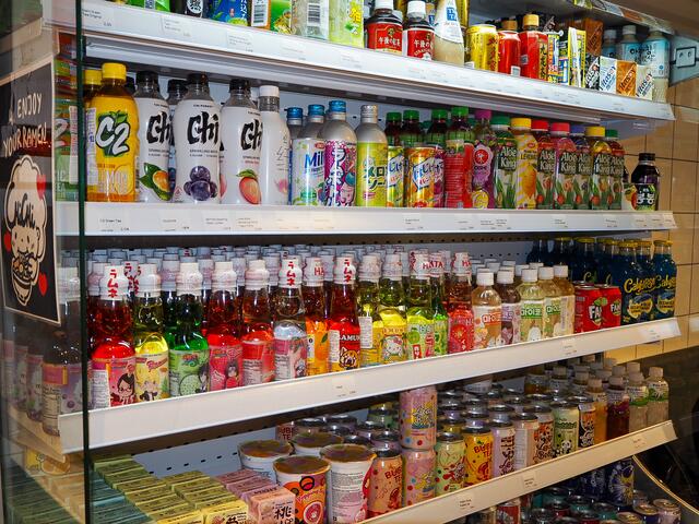 Im "Chi Chi Shop &amp; Eat" gibt es eine große Auswahl an asiatischen Speisen, Snacks und Getränken. | Foto: Anna Rauchecker