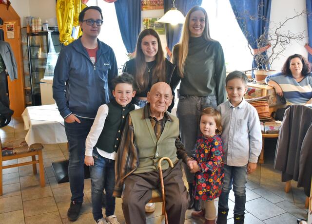 Jubilar Josef Maier mit seinen Enkeln und Ur-Enkeln | Foto: Gemeindeamt Söding-Sankt Johann