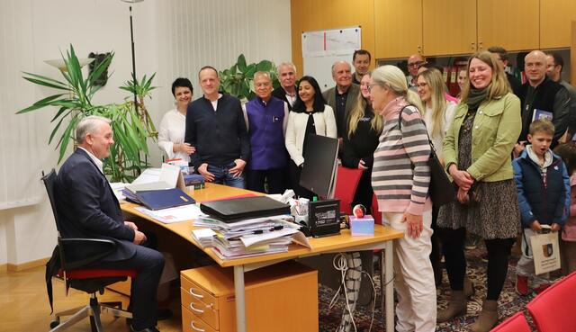 Bgm. Manfred Komericky führte durch das Gemeindeamt und zeigte den Zuzüglern auch sein  Büro.   | Foto: Edith Ertl