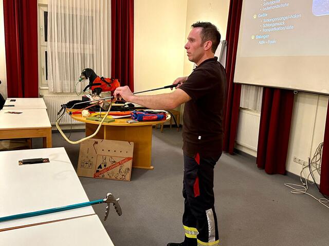 Einer der Vortragenden zeigt die richtige Handhabung. | Foto: FF Waidhofen/Thaya