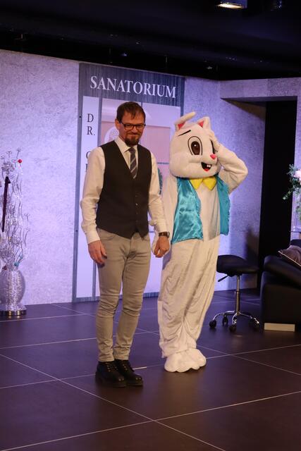 Auch Andreas Geiger überzeugt vollends als Hauptrolle (Elwood P. Dowd) mit seinem Freund Harvey.  | Foto: Elisabeth Zangerl