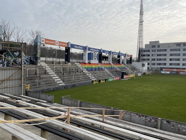 Die legendäre Friedhofstribüne am Wiener Sport-Club-Platz. | Foto: Michael J. Payer/RMW