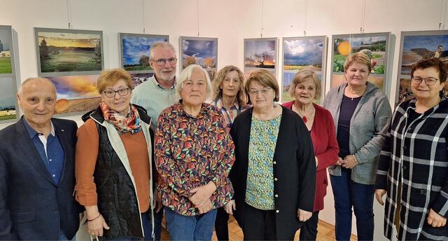 Elfi Schwingenschuh und Erika Sammer-Ernszt (beide Bildmitte) mit Ehrenamtlichen der Vinzenzgemeinschaft Feldkirchen. | Foto: privat