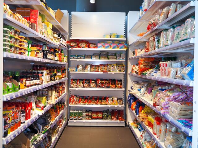 Im "Chi Chi Shop &amp; Eat" gibt es eine große Auswahl an asiatischen Speisen, Snacks und Getränken. | Foto: Anna Rauchecker
