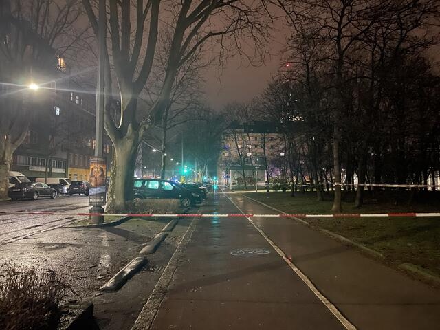 Der Bereich rund um den Tatort in Wien-Brigittenau war bis in die Nachtstunden großräumig abgesperrt. | Foto: Barbara Schuster/RMW