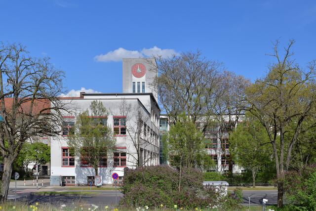 Umfassende Maßnahmen sollen die Diesterwegschule  (NMS 11) sicherer machen. | Foto: Wikipedia/Haeferl (CC–Lizenz)