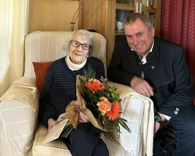 Jubilarin Elfriede Kral mit Bürgermeister Bernhard Karnthaler. | Foto: Gemeinde