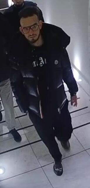 Dieser Unbekannte soll das 64-Jährige Opfer an der Hand gepackt haben. Wenig später vermisste das Opfer seine teure Armbanduhr. | Foto: LPD Wien