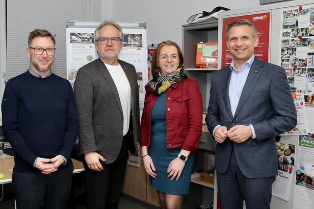 Bereichsleiter bei der Volkshilfe OÖ Volker Atteneder, Vizebürgermeister und Volkshilfe OÖ-Vorsitzender Michael Schodermayr, Stadträtin Judith Ringer und Landesrat Wolfgang Hattmannsdorfer besuchen das neue Büro von „Wohnen im Dialog“. (v.li.) | Foto: Klaus Mader