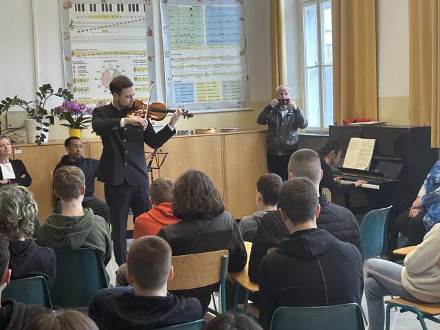 Chefdirigent Daniel Auner musizierte vor den Schülern. | Foto: MSO