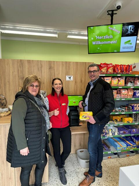 Inhaberin des Hybrid-Supermarktes Burgi Lercher (Mitte) mit Bürgermeister Manfred Brugger und Vizebürgermeisterin Eva Hettegger. | Foto: Burgi Lercher