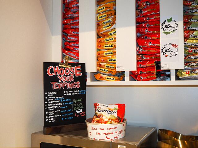 Bei der Instant Nudel-Station kann man sich selbst seine Ramen im Shop zubereiten. | Foto: Anna Rauchecker