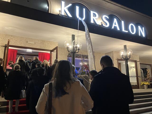 Hunderte Menschen hatten sich für das am 29. Februar 2024 stattgefundene Opening des No3-Salons im Kursalon registriert. | Foto: Gabriela Stockmann