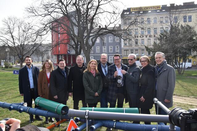 Klimastadtrat Jürgen Czernohorszky (Vierter v.r.) mit den Bezirksvorsteherinnen und Bezirksvorstehern der betroffenen Bezirke mit der für die Unter-Tag-Arbeiten obligatorischen Grubenlampe. | Foto: Pufler