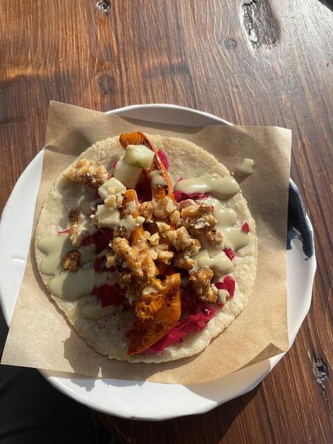 Für die Veganer und Veganerinnen:
Hokkaido - Rotkraut - Kürbiskernmayo - Walnüsse | Foto: Philipp Scheiber