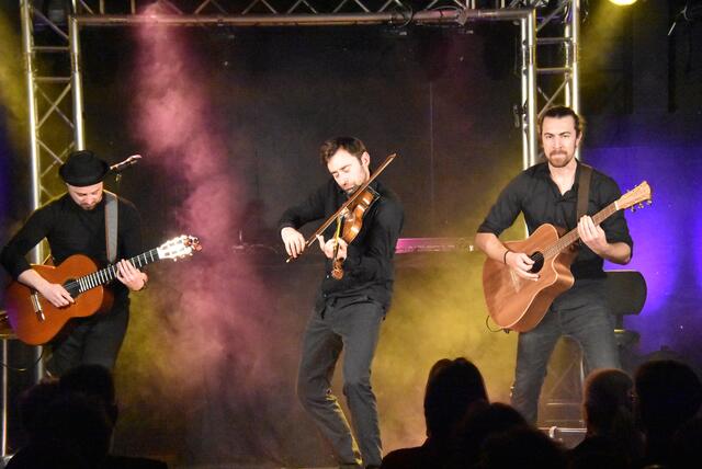 Live sind die drei Musiker in ihrem vollen Element. | Foto: RegionalmedienSteiermark/Hofmüller