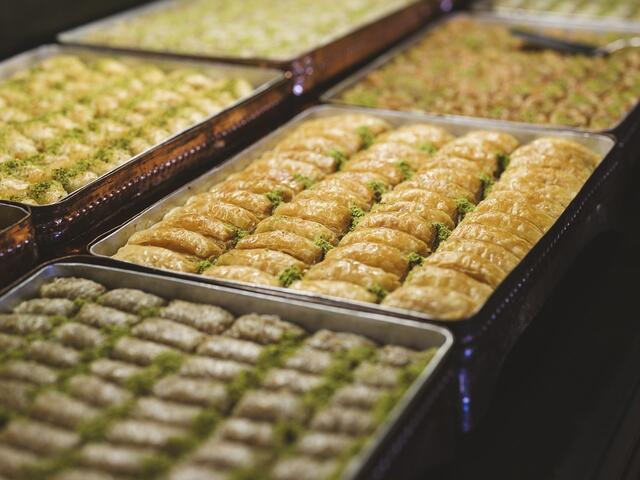 Traditionellerweise wird am Ende des Ramadan die Süßspeise "Baklava" gegessen. Das ist ein dünner Teig, der mit einer Nussmischung gefüllt und mit einem süßen Sirup übergossen wird.  | Foto: Pixabay