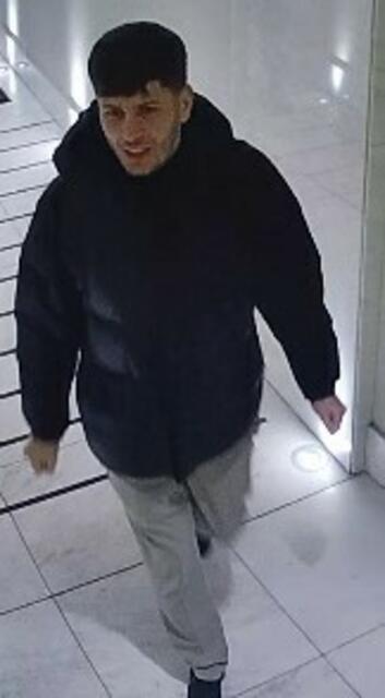 Drei Männer - einer davon ist dieser - werden derzeit von der Polizei gesucht. | Foto: LPD Wien