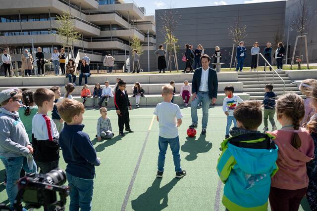 Bildungsstadtrat Christoph Wiederkehr (Neos) und die Kinder machen sich schonmal warm für den Ferienspaß. | Foto: David Bohmann / PID