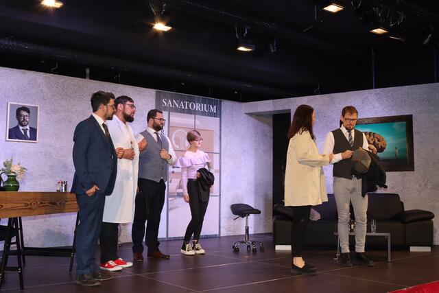 Das Stück endet unerwartet, im Bild zu sehen sind: Christoph Dapoz (als Dr. William R. Chumley), Georg Schranz (als Dr. Lymann Sanderson), Roland Schranz (als Omar Gaffney), Mirjam Geiger (Myrtle Mae Simmons) und vorne: Michaela Traxler (als Veta Louise Simmons) und Andreas Geiger (als Elwood P. Dowd).  | Foto: Elisabeth Zangerl