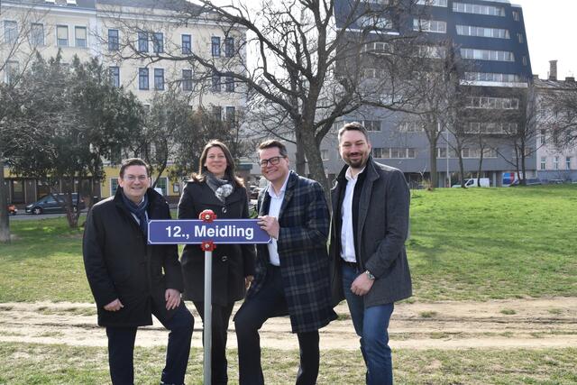 Meidlings Bezirksvorsteher Wilfried Zankl, seine Vize Barbara Marx, Klimastadtrat Jürgen Czernohorszky und Gemeinderat Jörg Neumayer (v.l., alle SPÖ) auf der Stadtwildnis. | Foto: Pufler