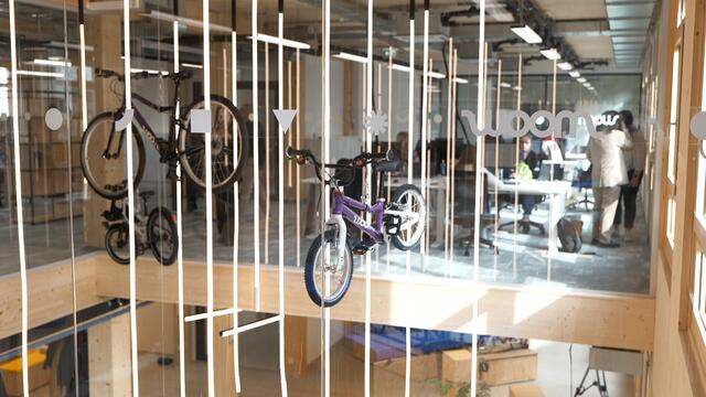 In der neuen Firmenzentrale von Woom gibt es die Fahrräder hautnah zu erleben.  | Foto: Max Spitzauer/RMW