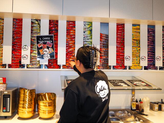 Bei der Instant Nudel-Station kann man sich selbst seine Ramen im Shop zubereiten. | Foto: Anna Rauchecker