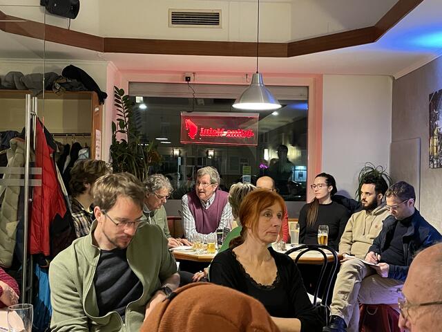 Lebhafte Diskussionen und zahlreiche Ideen säumten die Präsentation der Umfrage-Ergebnisse zur Umgestaltung des Siegesplatzes | Foto: Luise Schmid