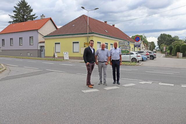 Vizebgm. Richard Payer, BGM Ernst Wendl und GR Walter Jakob hoffen auf baldige Errichtung der Ortsumfahrung | Foto: Gde. Himberg