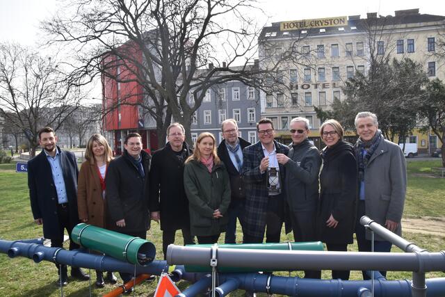 Klimastadtrat Jürgen Czernohorszky (Vierter v.r.) mit den Bezirksvorsteherinnen und Bezirksvorstehern der betroffenen Bezirke mit der für Unter-Tag-Arbeiten obligatorischen Lampe. | Foto: Pufler