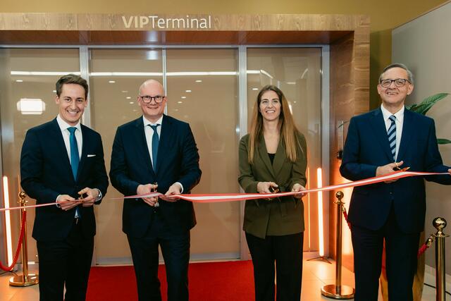 Vienna Airport FBO-Geschäftsführer Christoph Schmidt, MSc. LL.M, Flughafen Wien-Vorstand Mag. Julian Jäger, Vienna Airport FBO-Geschäftsführerin Mag. Alexandra Schellhorn, MBA und Flughafen Wien-Vorstand Dr. Günther Ofner eröffneten vor mehr als 150 Gästen die neuen Räumlichkeiten des VIP Terminals. | Foto: Flughafen Wien