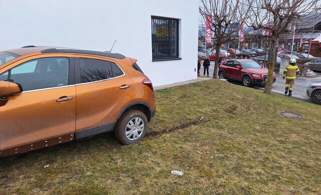 Die Lenker der beteiligten Fahrzeuge wurden dabei unbestimmten Grades verletzt und bei Eintreffen der Feuerwehr bereits durch das Rote Kreuz betreut. | Foto: Freiwillige Feuerwehr Zell am See