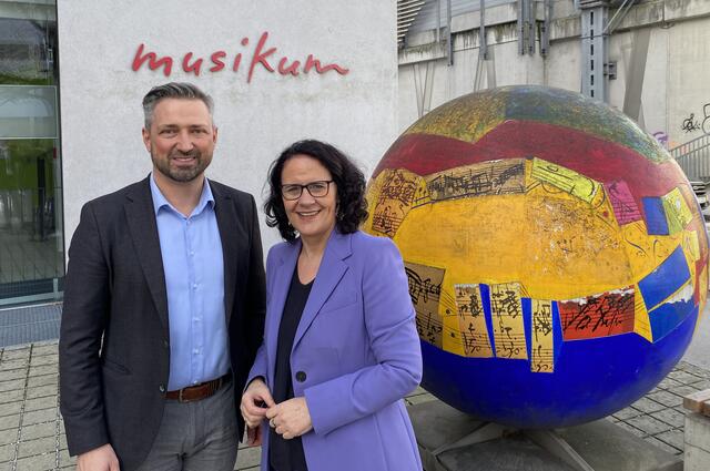 Thomas Aichhorn führt künftig das Musikum als pädagogisch-künstlerischer Landesdirektor und übernimmt das Amt des langjährigen Leiters Michael Seywald. Im Bild: Thomas Aichhorn und Landesrätin Daniela Gutschi | Foto: Land Salzburg/Büro Gütschi