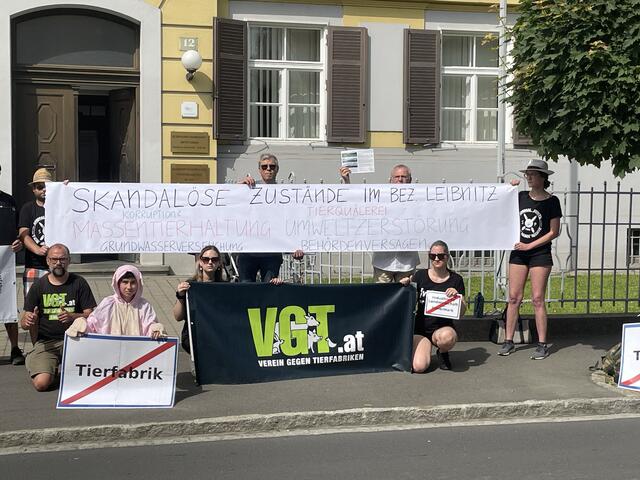 Für Montag, den 4. März, hat der "Verein gegen Tierfabriken" wiederum eine Protestaktion vor der Bezirkshauptmannschaft in Leibnitz angekündigt. | Foto: Waltraud Fischer