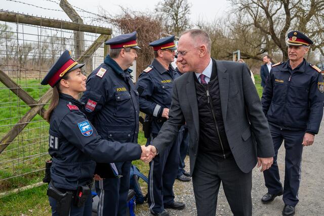 Innenminister Karner bedankt sich bei den Österreichischen Polizistinnen und Polizisten für den Einsatz an der Grenze. | Foto: BMI