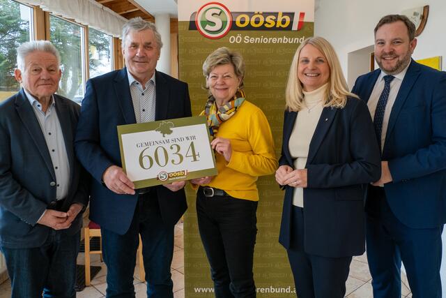 Landesobmann Josef Pühringer, Seniorenbund Bezirksobmann Leopold Wipplinger, Bezirksobmann Stellvertreterin Maria Lindinger, Landtagsabgeordnete Gertraud Scheiblberger und Landesgeschäftsführer Franz Ebner (v.l.). | Foto: OÖ Seniorenbund