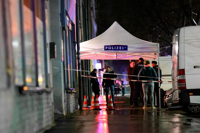 Nachdem am Freitag vier Frauen und ein Mädchen ermordet wurden - hier einer der beiden Tatorte in der Engerthstraße - geht ein Aufschrei durch Österreich. | Foto: Max Slovencik / picturedesk.com