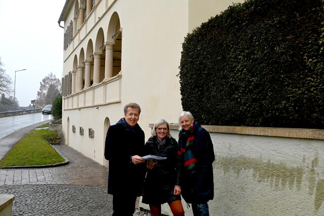 Verantwortliche von Pfarre und Gemeinde vor den neuen Arkaden | Foto: MeinBezirk.at