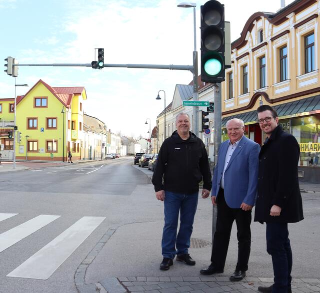 GGR Thomas Haidegger, BGM Ernst Wendl und Vizebgm. Richard Payer freuen sich über die technische Nachrüstung der Ampelanlage am Hauptplatz. | Foto: Foto: Gde. Himberg