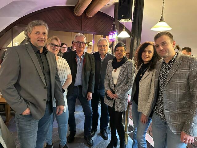 Bar-Betreiberin Hilde Neuhold erhält Glückwünsche von Roman und Birgit Brunnthaler, Evi und Gerhard Weil, Felix Böhm und Josef Newertal.  | Foto: SP Bruck