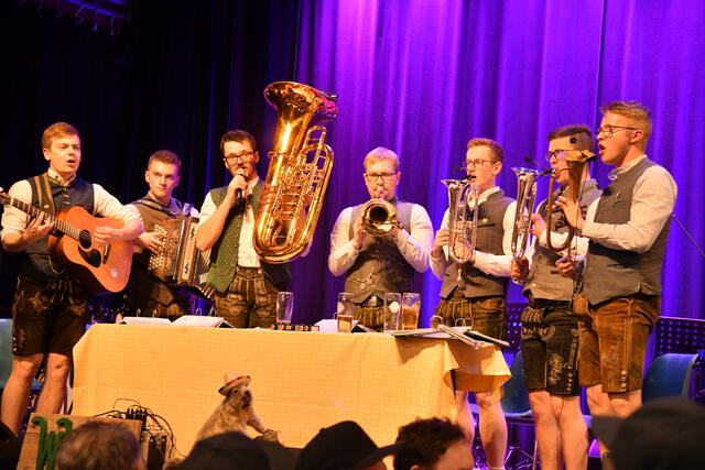 „Weissnbecka Wirtshaus Musi“ – sieben Musikanten – fünf Blosn, a Quetschen, a Gitarr‘ und an Haufn‘ Freid am Musizieren“, so lässt sich die Formation Weissnbecka Wirtshaus Musi am besten beschreiben.  Sie sind am 14. September im Stadl.  | Foto: Erika Ganglberger