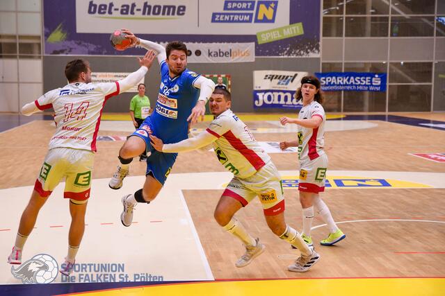 St.-Pölten-Rückraumspieler Nicolas Kovac (Nr. 36) tanzt sich durch die Leobener Abwehrreihen. | Foto: MBR-Photographie©Mathias Reischer