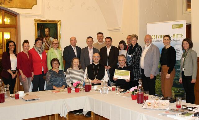 Das Projektauswahlgremium zu Gast im Stift Lilienfeld  
(v.l. sitzend: Gerlinde Birgmayr, Petra Scholze-Simmel, Abt Pius Maurer, Anton Gonaus (v.l. sitzend) Julia Franta, Cornelia Janker, Elfriede König, Rosa Stattler, Johannes Scherndl, Alois Mellmer, Karl Weber, Andreas Purt, Christiane Rauscher, Herbert Gansch, Edith Sommerauer, Kurt Wittmann, Nadine Macheleidt-Pfeifer, Christine Brunner (v.l. setehend) | Foto: LEADER-Region Mostviertel-Mitte