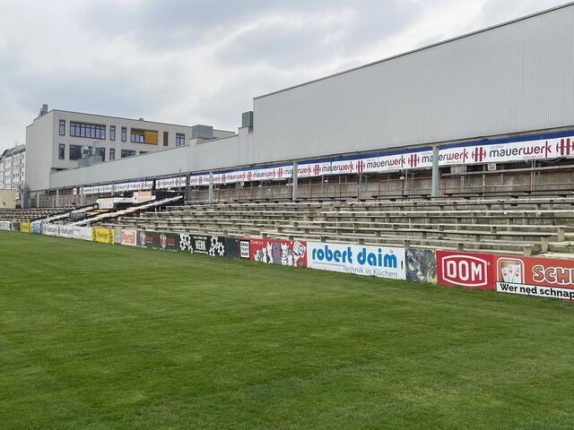Die Haupttribüne muss einem Neubau weichen. | Foto: Michael J. Payer/RMW
