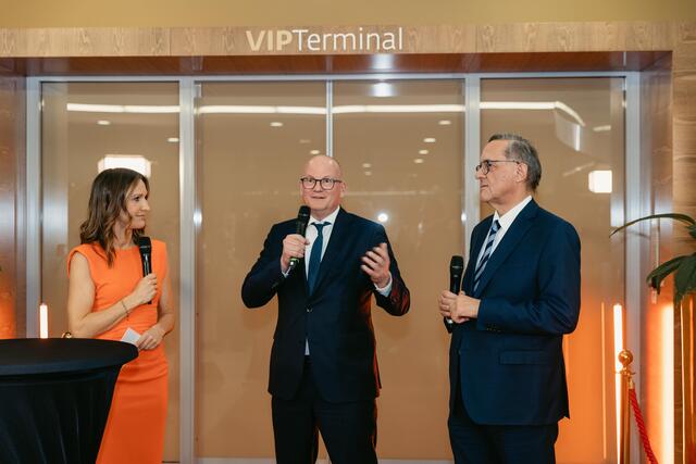 Moderatorin Barbara Fleißner und die beiden Flughafen Wien-Vorstände Mag. Julian Jäger und Dr. Günther Ofner bei der feierlichen Eröffnung der Veranstaltung. | Foto: Flughafen Wien