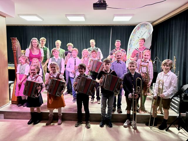 Zünftige Volksmelodien, gespielt und gesungen, hatten die Schülerinnen und Schüler der Musikschule Trofaiach im Gepäck.  | Foto: Laura Jung