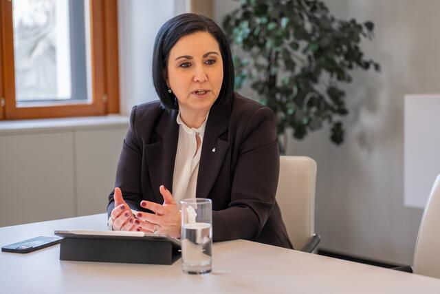 Sparkasse OÖ-Generaldirektorin Stefanie Christina Huber: "Kunden mit variablen Krediten haben über Jahre hinweg viel davon profitiert – und im Schnitt liegen sie noch immer günstiger als jene, die gleich einen Fixzinskredit genommen haben. Die Diskussionen rund um die variablen Kredite waren in Folge des Zinsanstiegs halt leider sehr populistisch und haben wenig mit der Realität zu tun." | Foto: BRS/Siegl