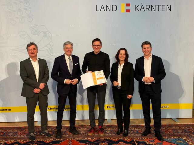 Direktor Danilo Katz ist stolz, dass er erneut das Schulsportgütesiegel in Gold für die Europaschule St. Michael ob Bleiburg entgegennehmen durfte – am Bild von links: Fachinspektor Hannes Wolf, Landeshauptmann Peter Kaiser, Danilo Katz, Bildungsdirektorin Isabella Penz und Landesrat Daniel Fellner  | Foto: Europaschule St. Michael